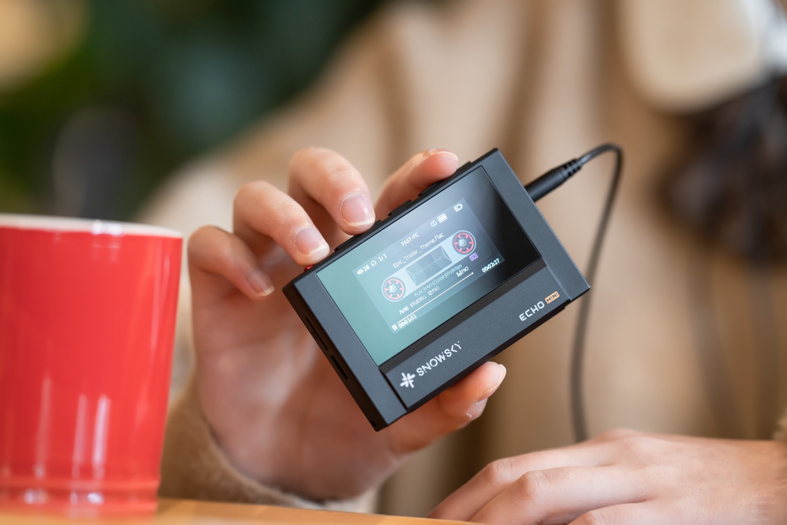 FiiO Snowsky Echo Mini to przenośny odtwarzacz, który wygląda jak walkman, ale zamiast kaset ma ekran
