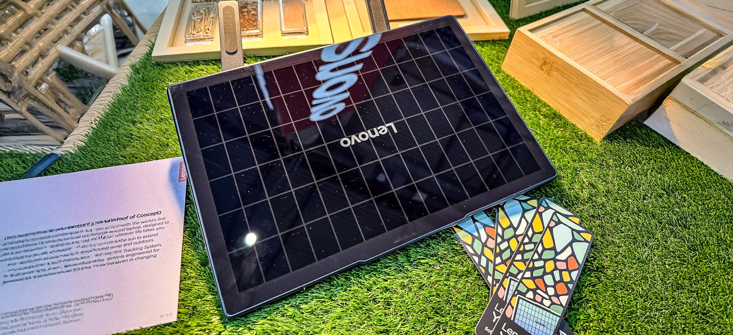 Lenovo Yoga Solar to laptop, który ładuje się sam. Niepotrzebna mu żadna ładowarka