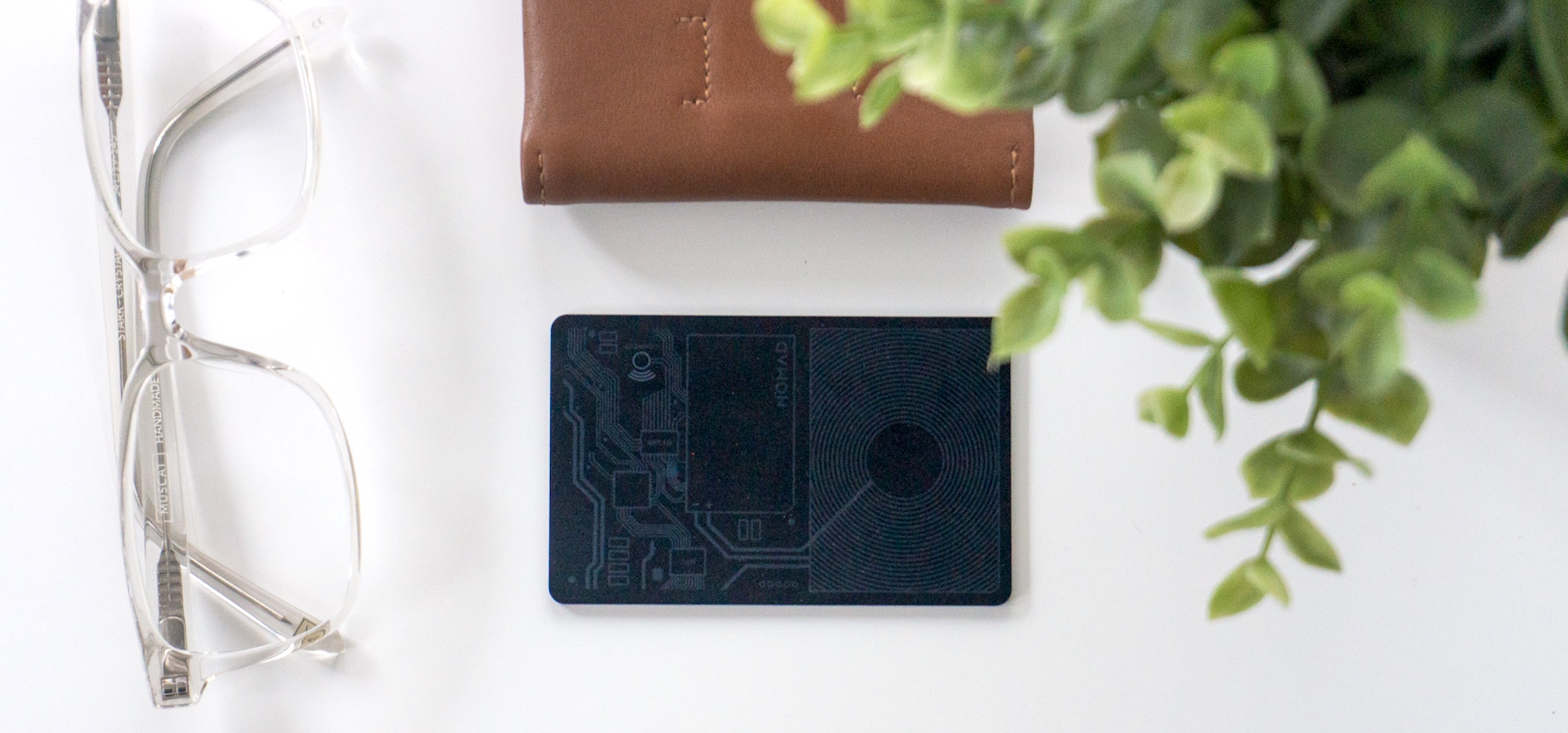 Nomad Tracking Card - ta karta do portfela działa jak AirTag, ładuję ją bezprzewodowo. To mój nowy ulubiony gadżet.