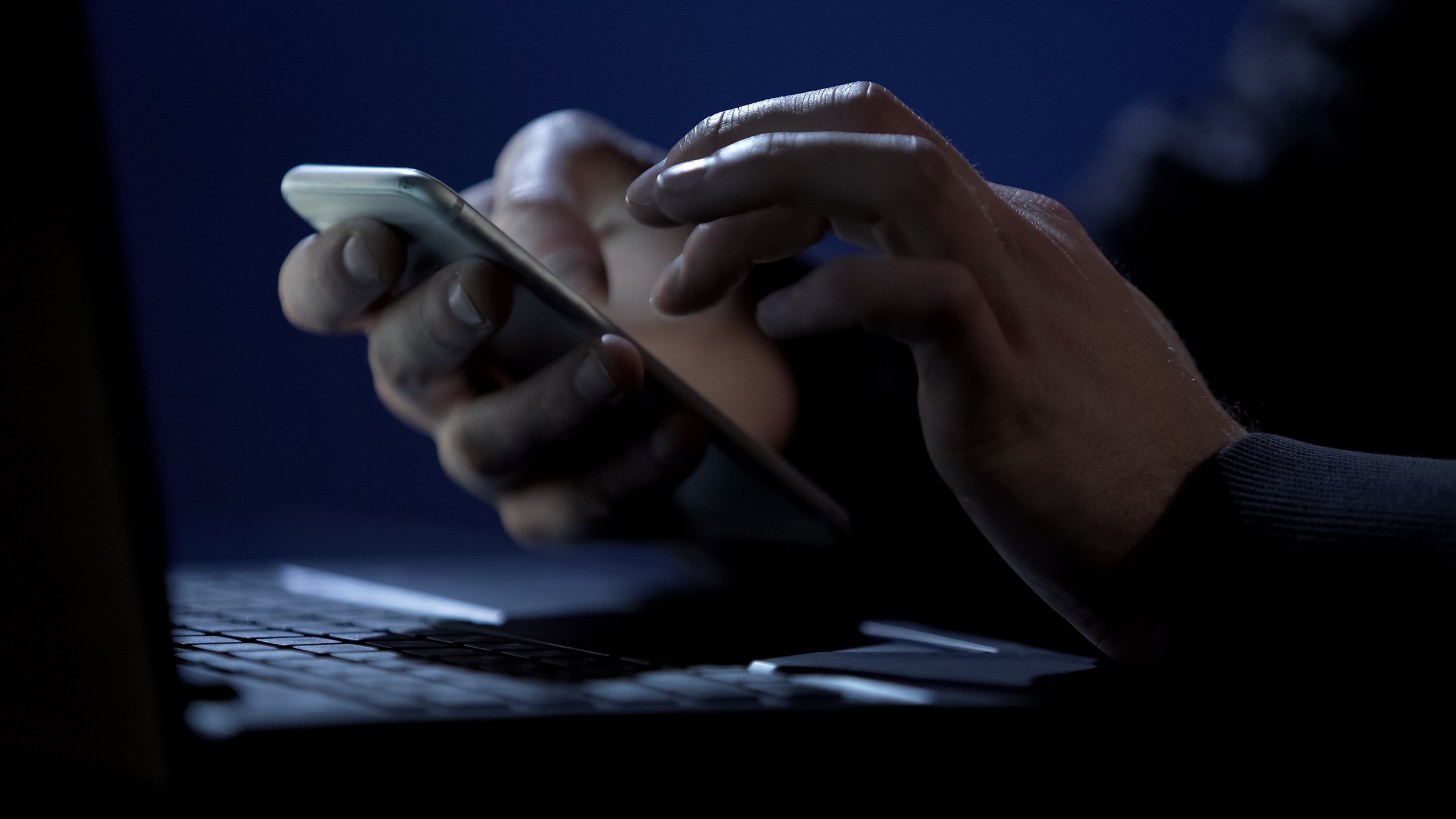 Zmuszali tysiące ludzi do oszukiwania innych w internecie. Powstał straszny obóz pracy