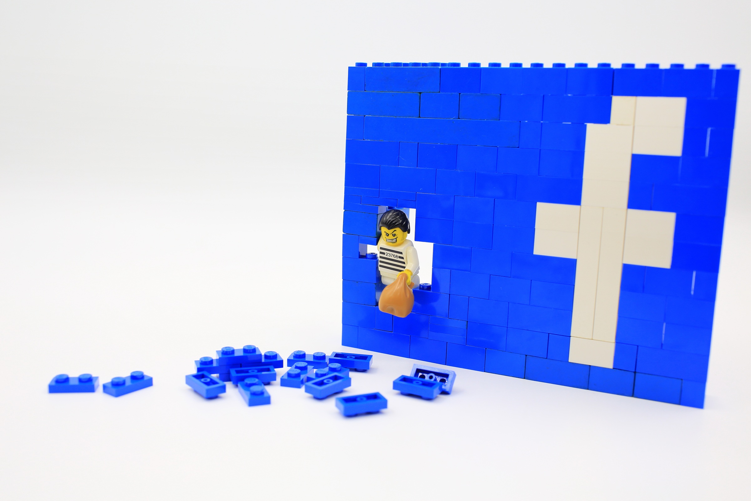 Facebook obiecywał, że weźmie się za oszustów. Tak mu to wychodzi