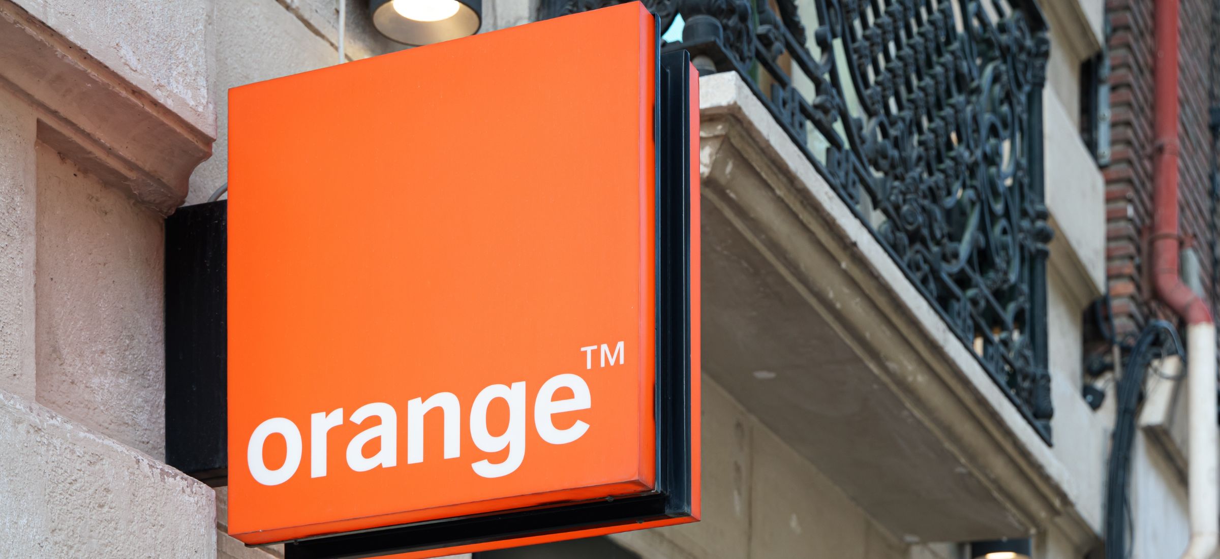 Orange chce, żebyś płacił mniej. Operator obniża ceny w ofercie na kartę