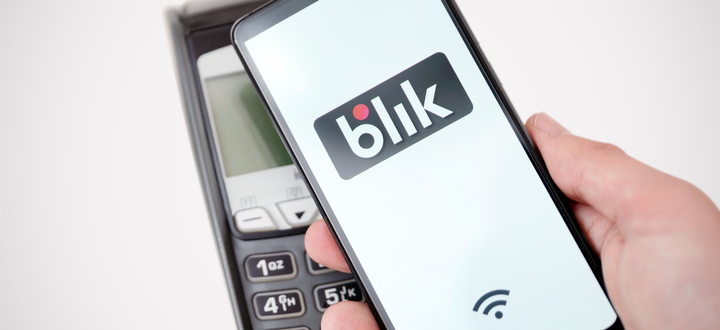 BLIK zbliżeniowy zaraz trafi na iPhone'a. Jest pierwszy polski bank, który go wprowadzi