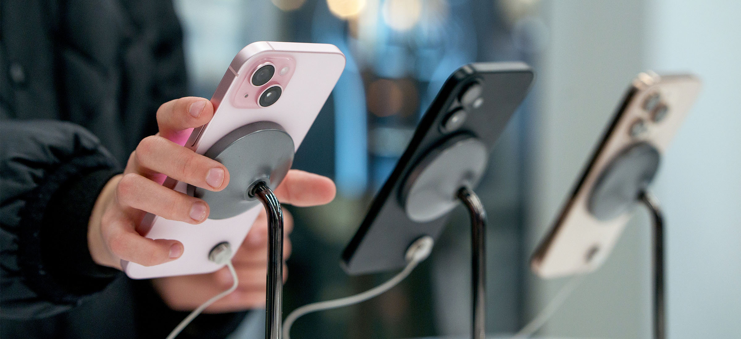 Nie zwlekaj z zakupem nowego telefonu. Trump znowu namieszał