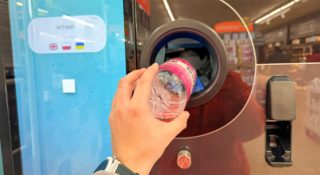 Już są gotowi na system kaucyjny. Miały być problemy, a ludzie przychodzą ze śmieciami