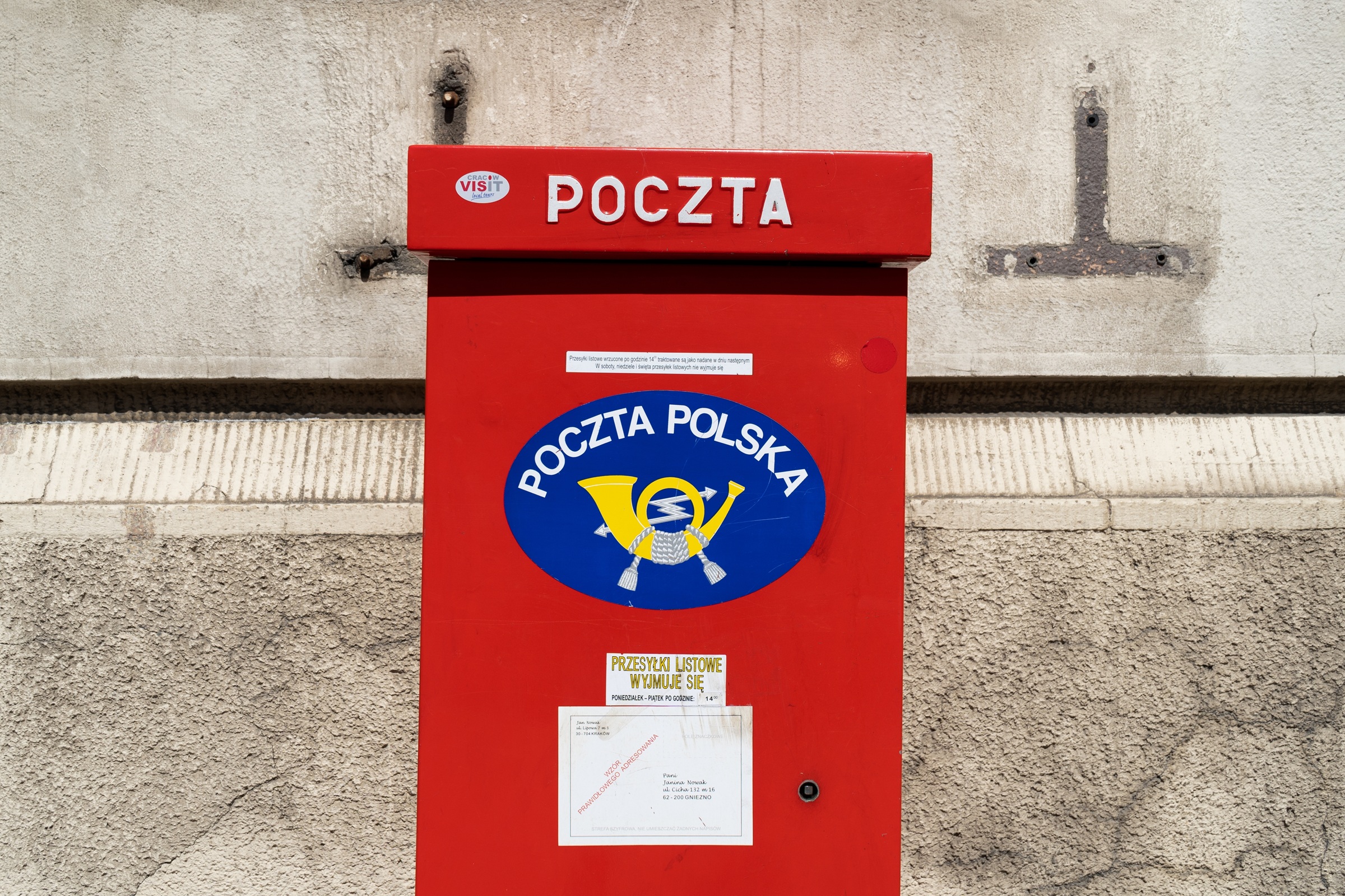 Listy docierają po 2 tygodniach albo wcale. Polacy czekają na listonosza, a on nie przychodzi