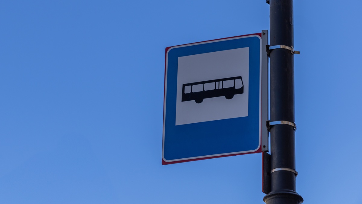 Postawili automaty paczkowe przy przystanku. Miasto nic o tym nie wiedziało