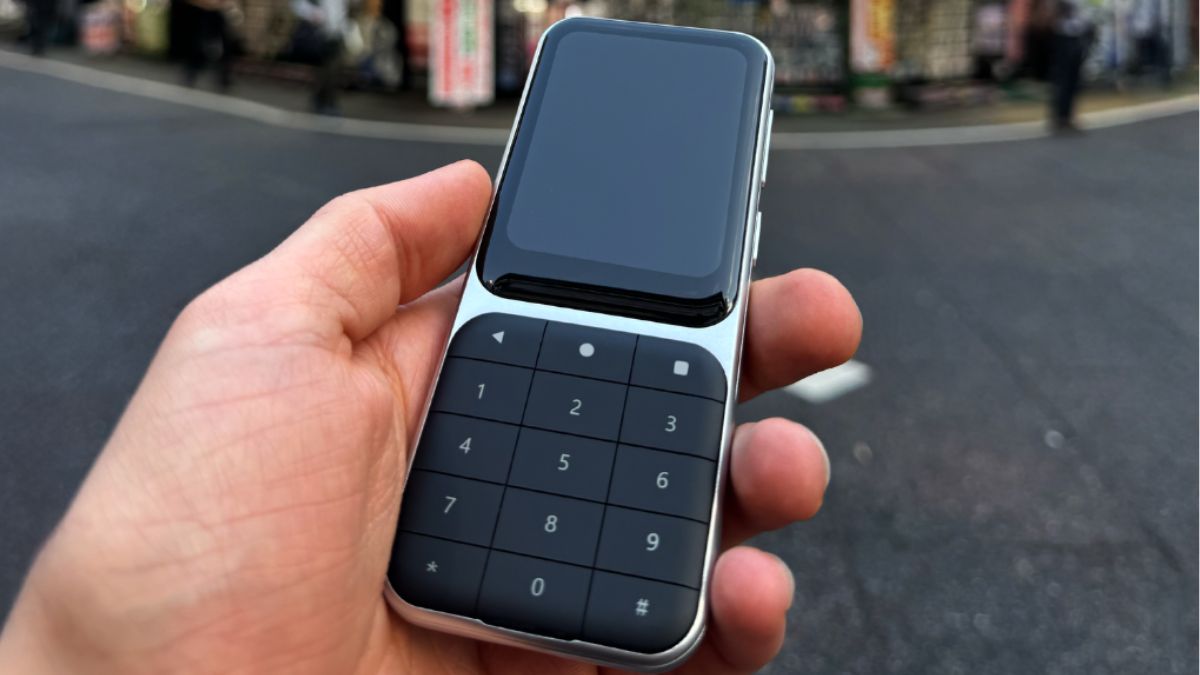 Wygląda jak stara Nokia, a potrafi to, co smartfon. Oto najdziwniejszy telefon tego roku