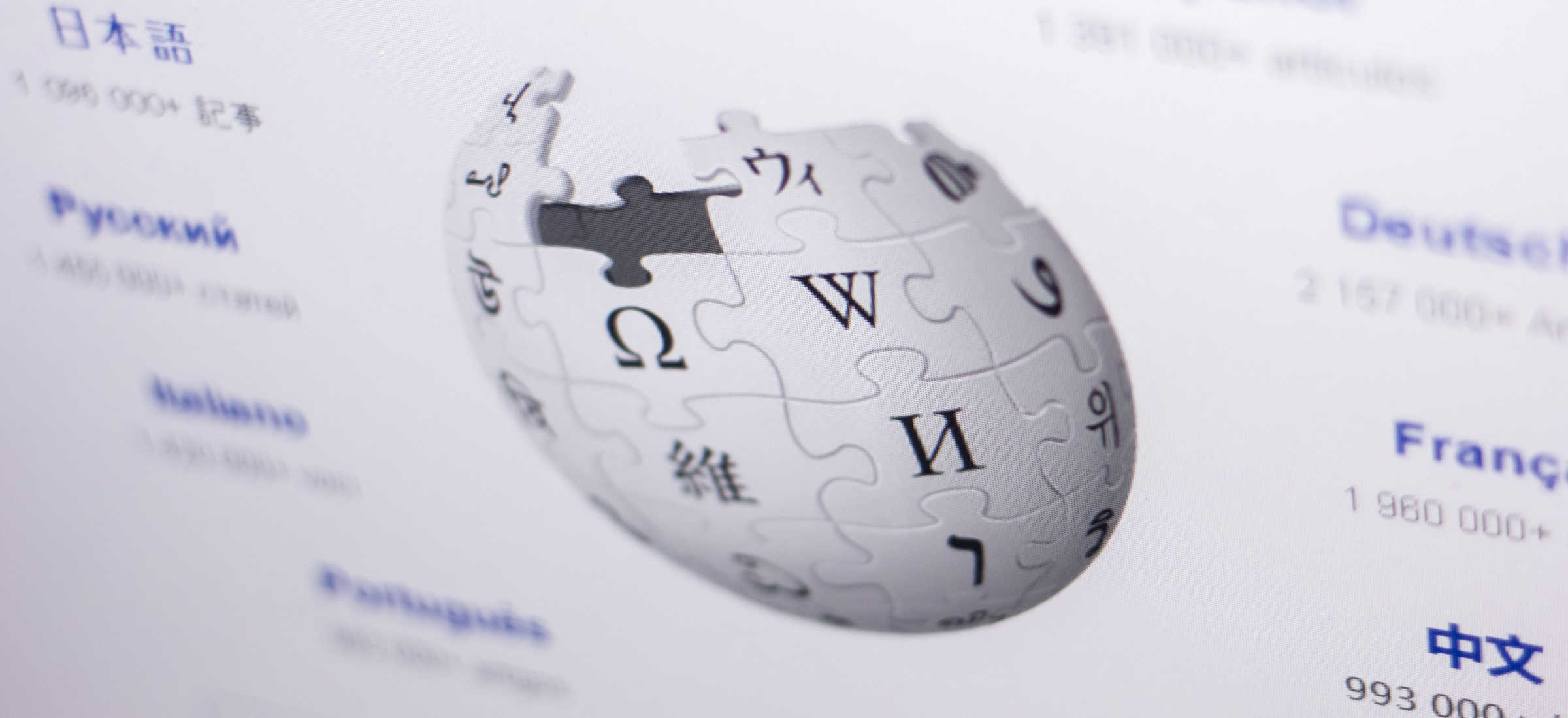 Wikipedią zalały boty. Musiała się ratować