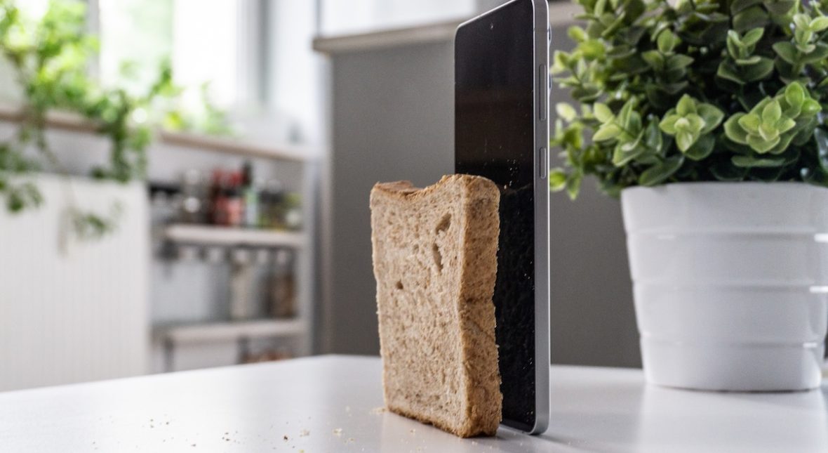 Image for Pojedynek dnia: Samsung Galaxy S25 Edge kontra chleb tostowy