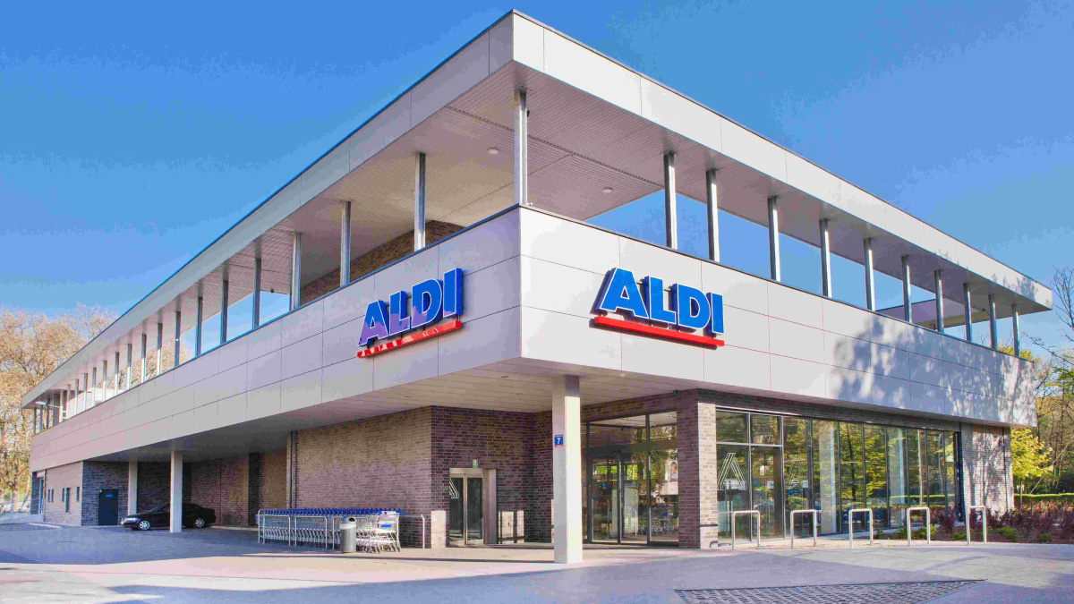 Warszawski ALDI przy Łasaka to piąta placówka w koncepcji Urban, która pozwala budować sklepy nawet na niewielkich działkach w dużych miastach - bez kompromisów na komforcie dla klientów i mieszkańców.