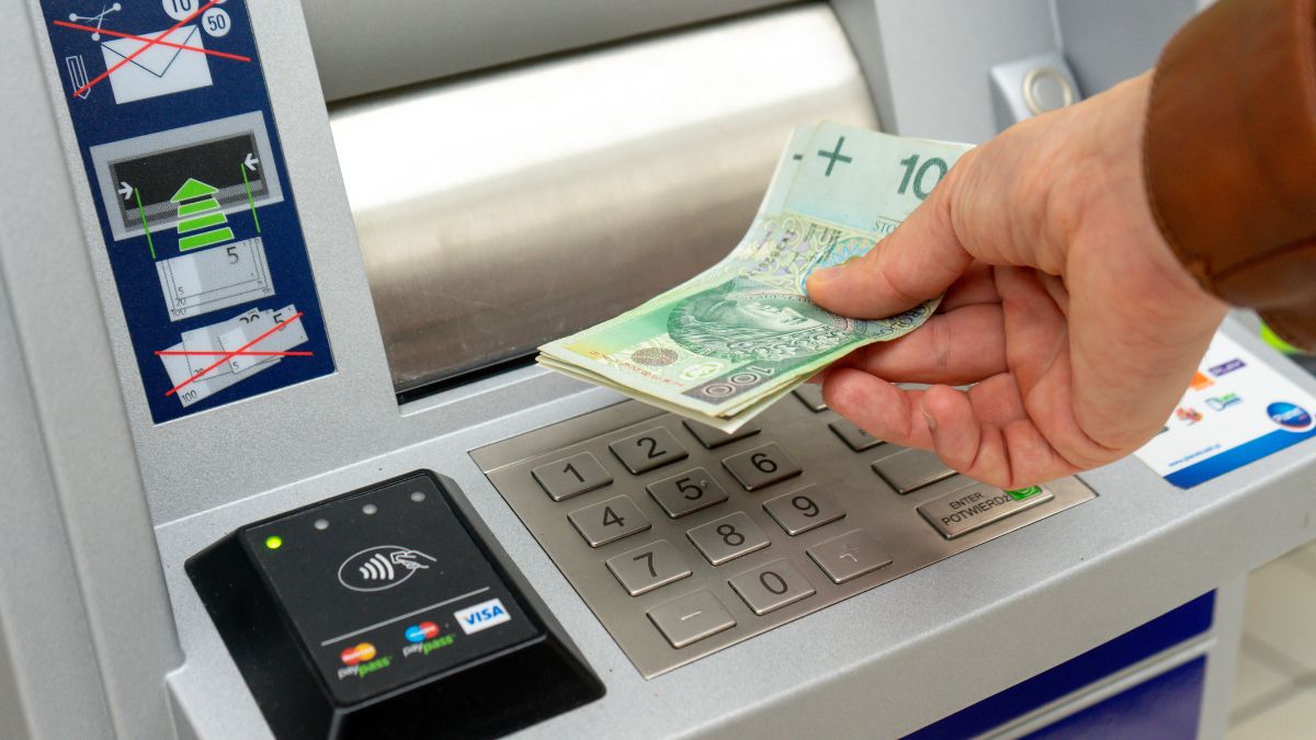 Liczba bankomatów w Polsce spada. Niedługo będzie problem z wypłaceniem gotówki