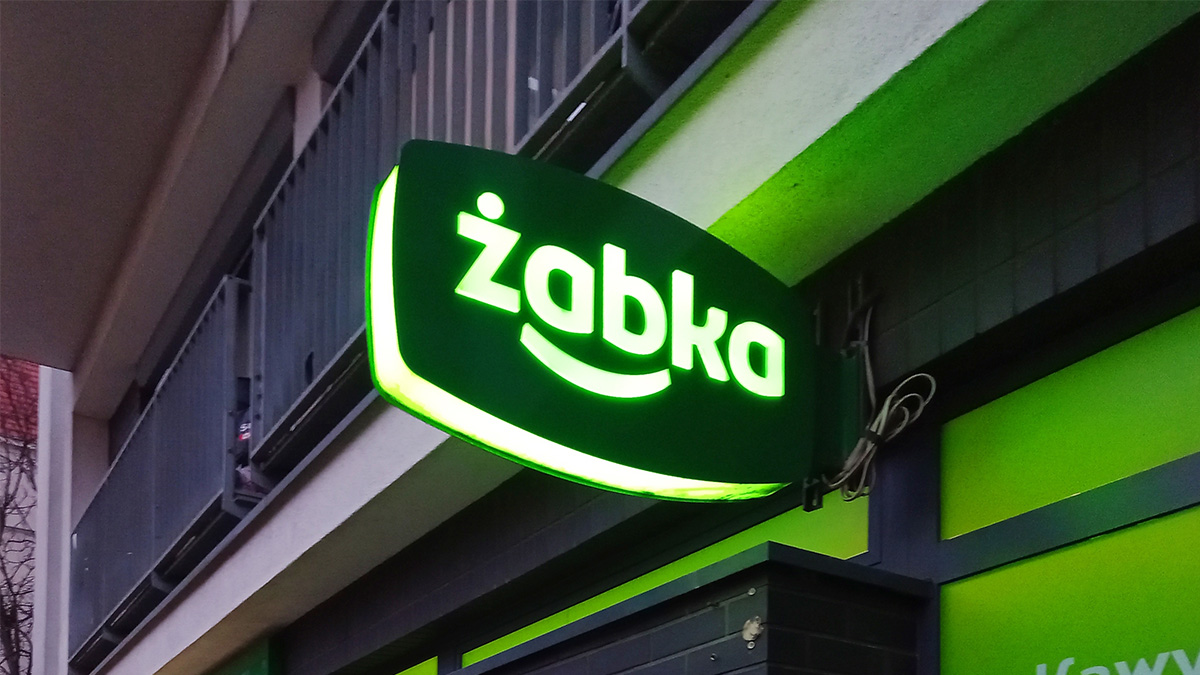 Skocz do Żabki na stację benzynową. Potężna ofensywa giganta handlu