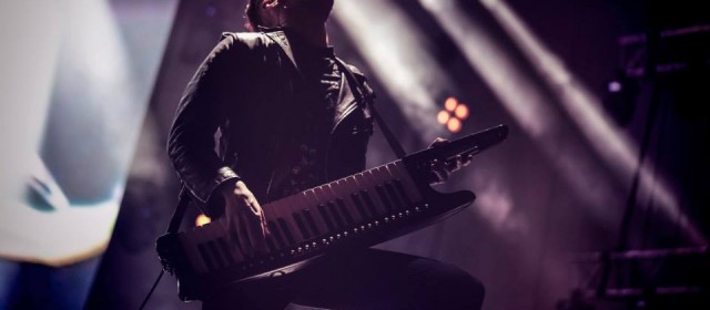 Na półce obok wódki i zdjęcia Jelcyna… Tesla Boy