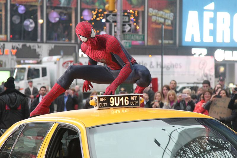 Kicz i absurd, które polubicie &#8211; recenzja filmu Niesamowity Spider-Man 2