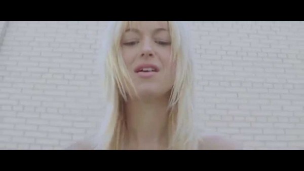 Steve Aoki szokuje w nowym klipie