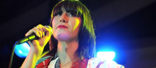 Karen O swój nowy singiel Rapt śpiewa… pod wodą