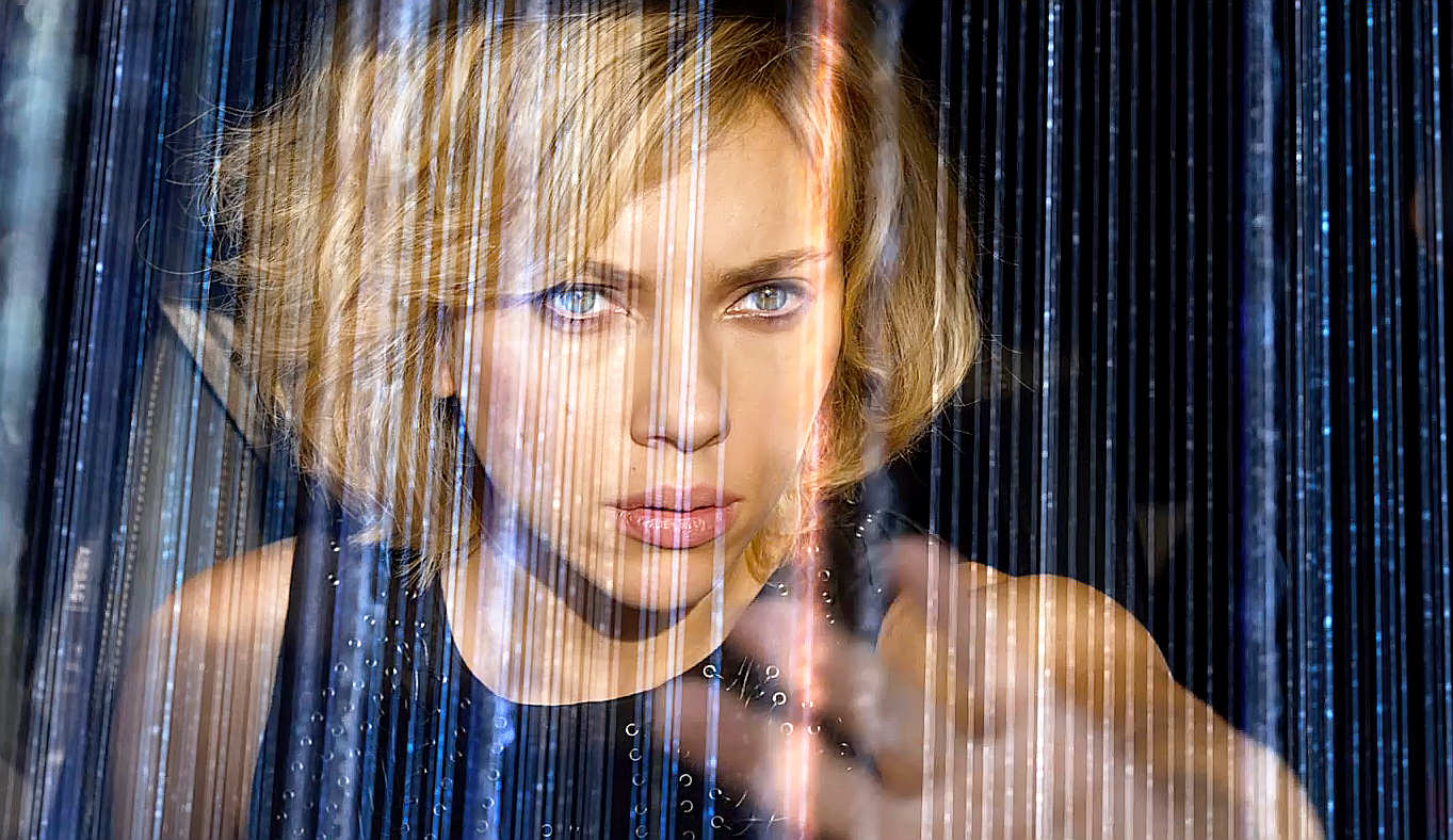 Luc Besson i jego pseudofilozficzny gniot wprawiają w osłupienie &#8211; Lucy, recenzja sPlay