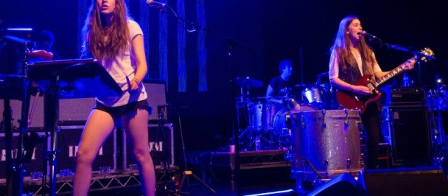 Haim i Calvin Harris łączą siły. Posłuchajcie niesamowicie dobrego singla „Pray To God”