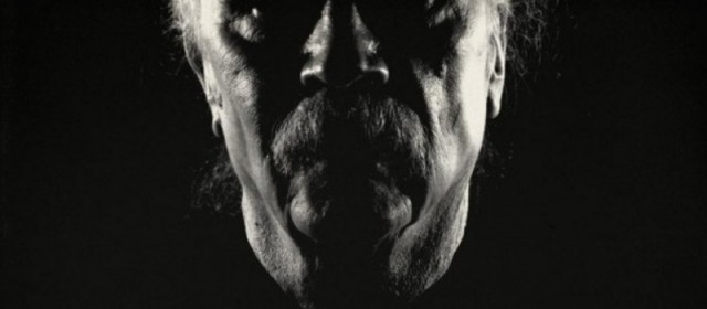 Posłuchajcie „Night” – nowego kawałka od mistrza horroru Johna Carpentera
