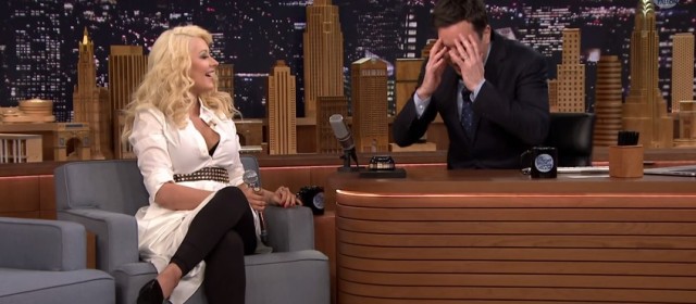 Christina Aquilera u Jimmy'ego Fallona śpiewa różnymi głosami