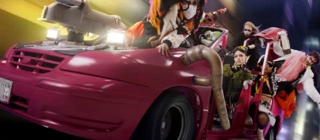 Nowy teledysk Grimes do utworu "Kill V. Maim" to połączenie klimatu "Suicide Squad" i "American Horror Story"