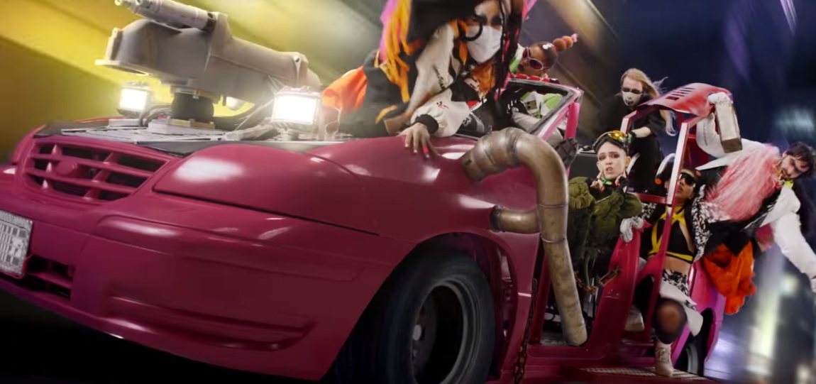 Nowy teledysk Grimes do utworu "Kill V. Maim" to połączenie klimatu "Suicide Squad" i "American Horror Story"