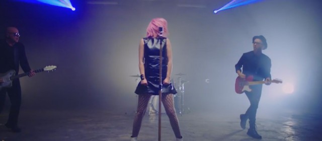 Zobacz nowy klip Garbage "Empty"