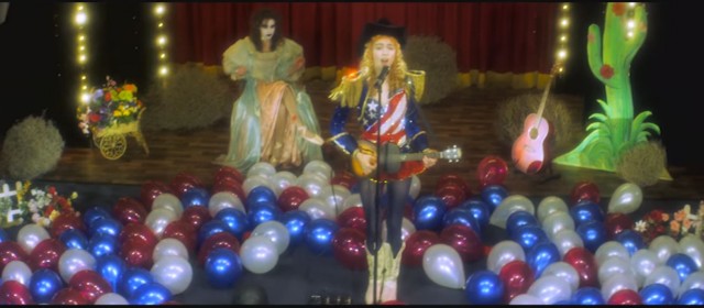 Kicz i country, czyli nowy klip Grimes „California”