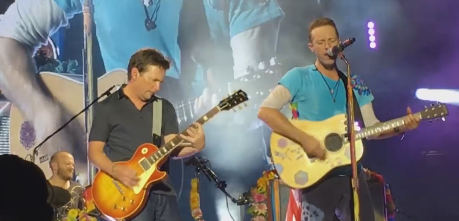 Michael J. Fox gra na żywo Johnny B. Goode z Coldplay