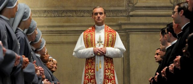"Młody papież" - miał być wciągający świat intryg, jest nudny papieski dwór