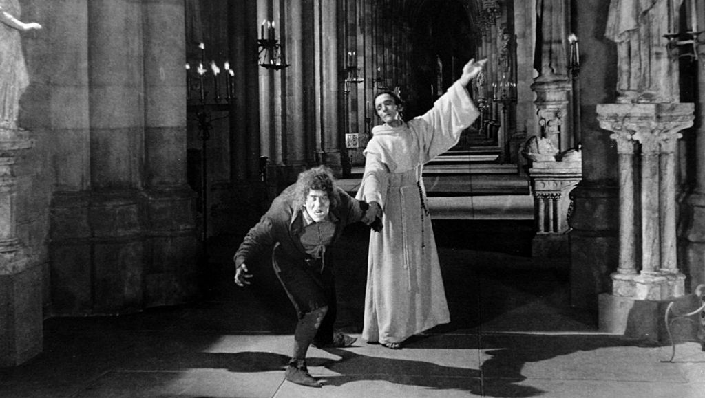 Kadr z filmu Dzwonnik z Notre Dame