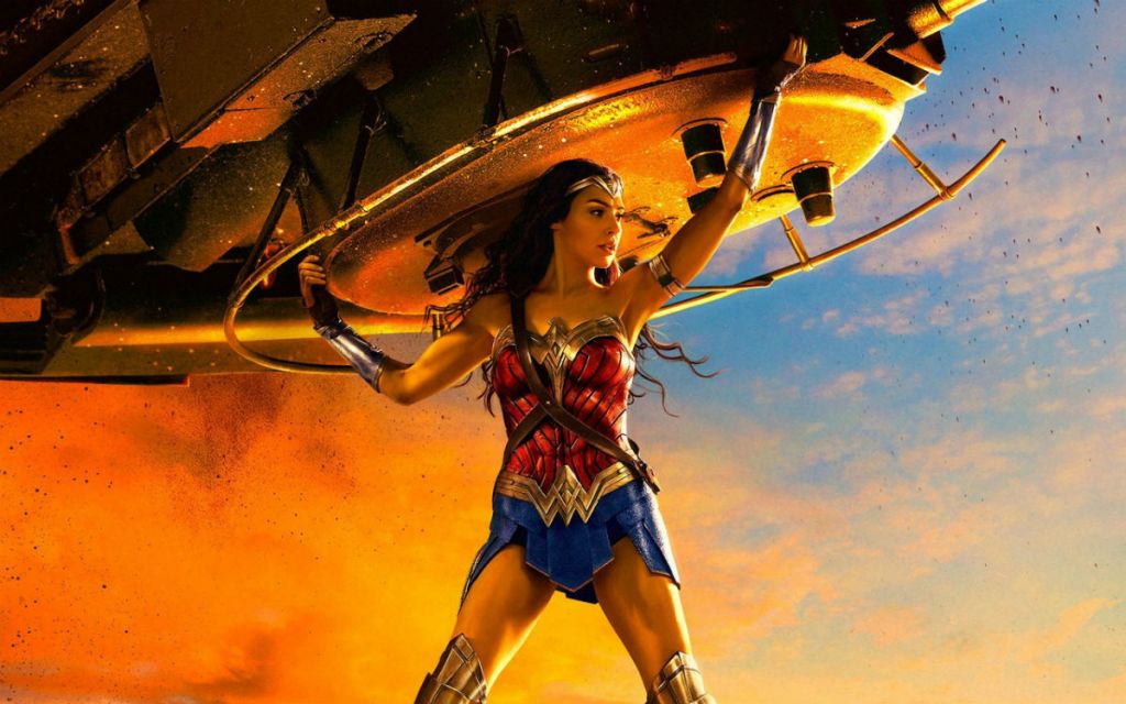 Wonder Woman podnosi czołg
