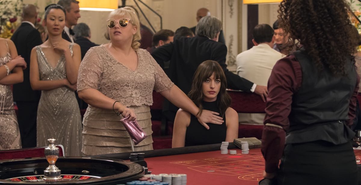 Oszustki - kadr z filmu z Anne Hathaway i Rebel Wilson class="wp-image-294323"
