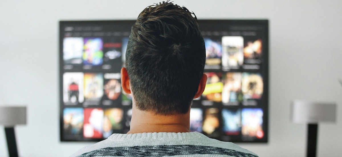 Neflix - facet ogląda TV
