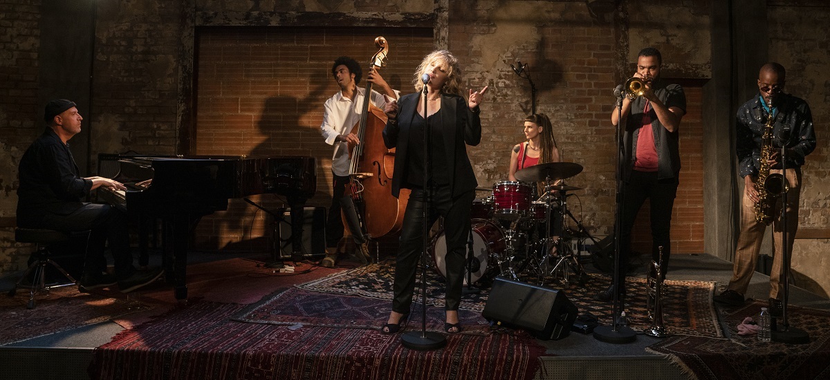 Joanna Kulig śpiewa na pierwszym zdjęciu z serialu Netfliksa - The Eddy