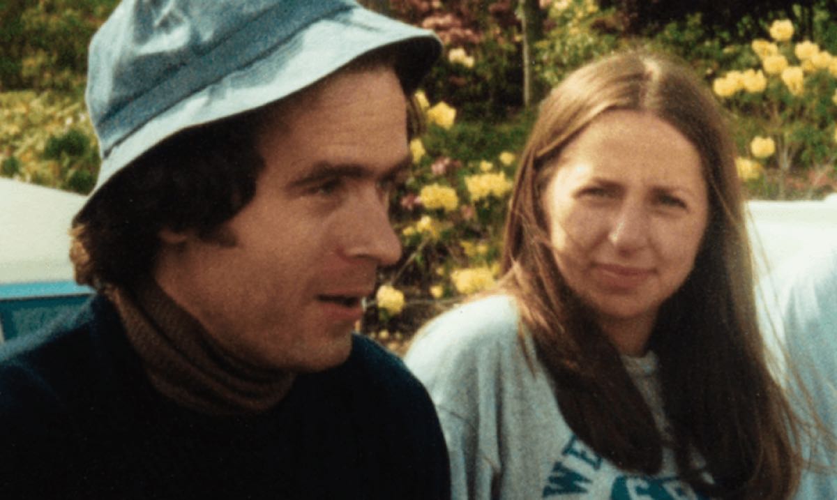 Ted Bundy - Faling for a Killer - kadr z serialu class="wp-image-372357"