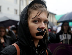 O co chodzi w inbie z „Julką”? Nauczyciel i literaturoznawca wyjaśnia, co się stało z Młodzieżowym Słowem Roku