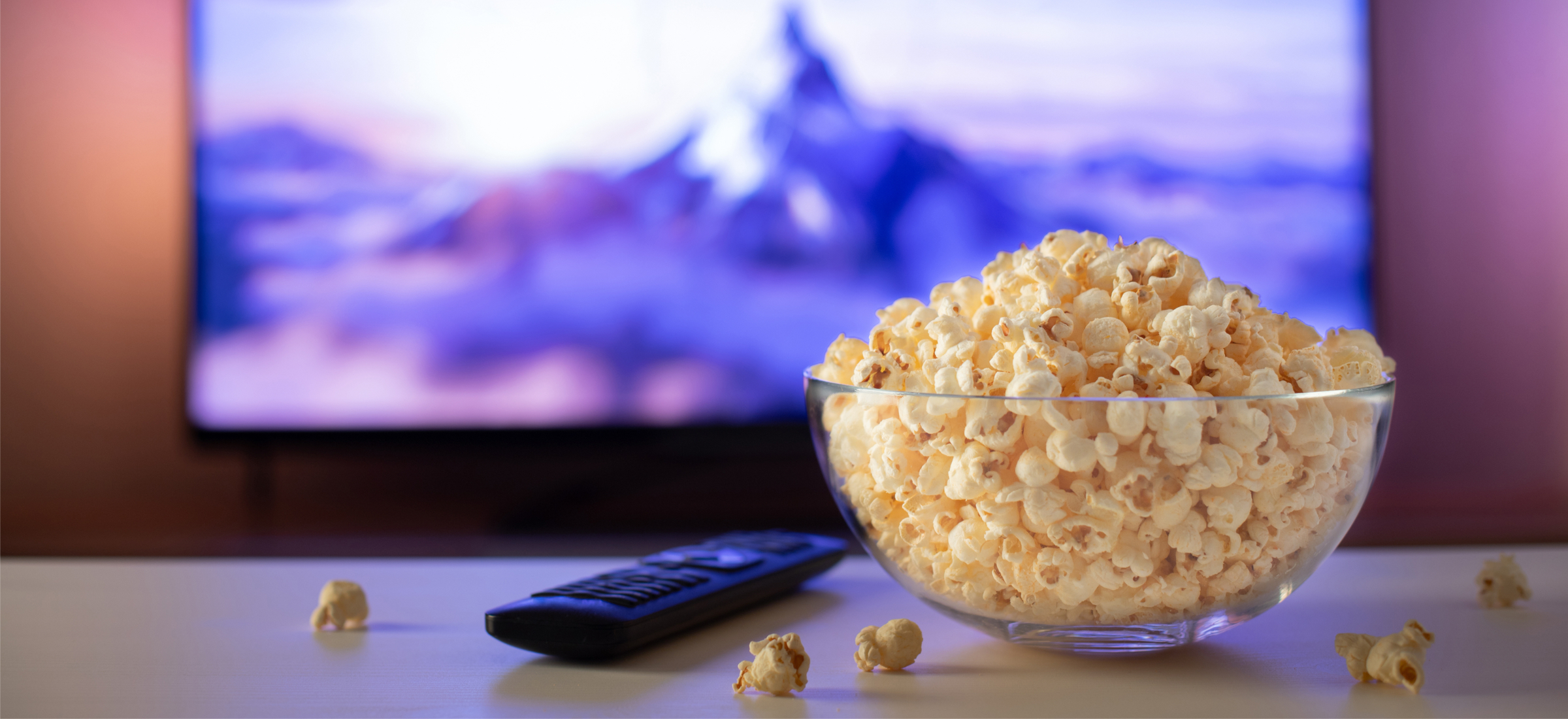 Popcorn tv. Попкорн фон. Попкорн в тарелке. Попкорн и телевизор.