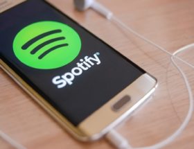 Fani k-popu wściekli na Spotify. Piosenki ich ulubionych zespołów zniknęły