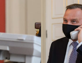 Andrzej Duda rozmawiał przez odłączony telefon? Internet kpi z prezydenta