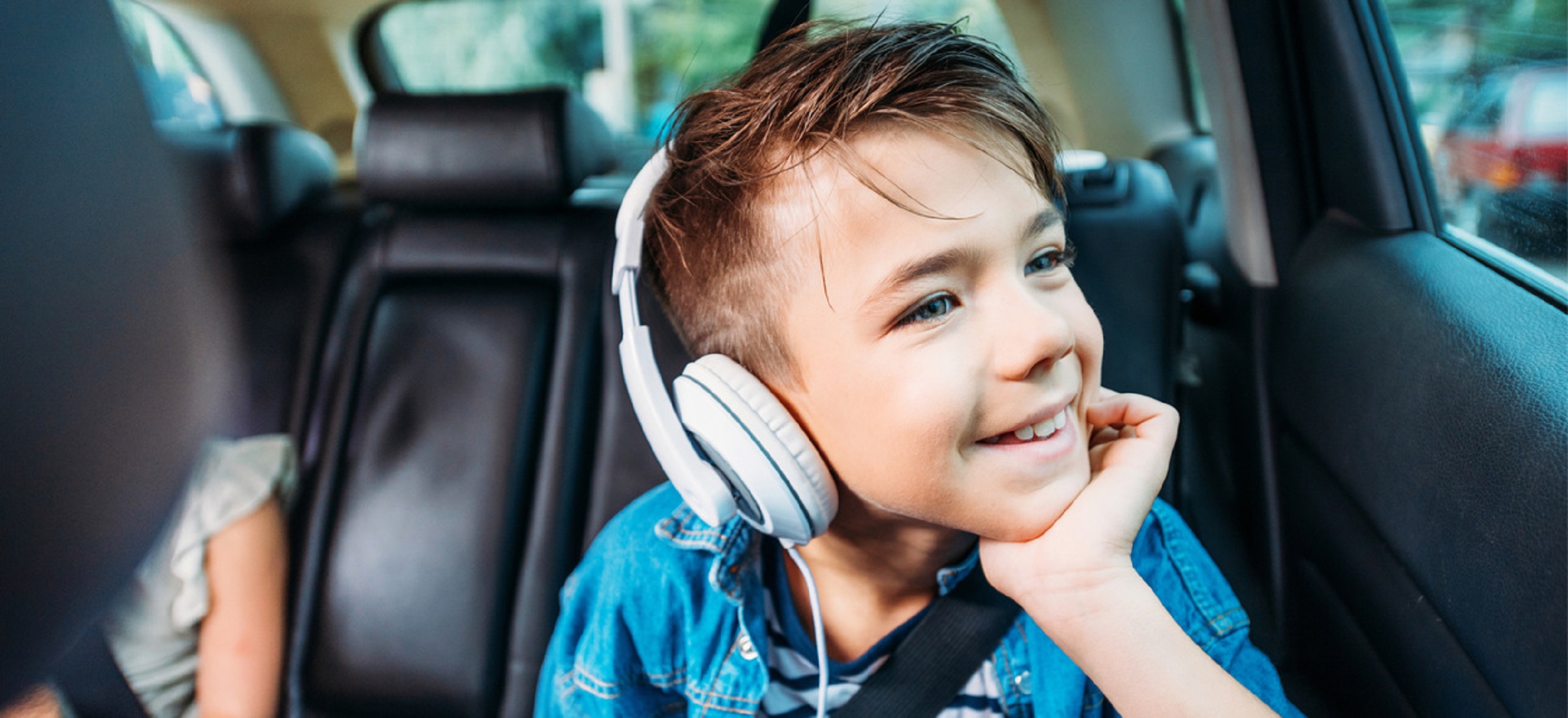 Песня мальчик на машине. Ребенок в наушниках в машине. Машина для детей. Дети поют в машине. Мальчик слушает музыку фото.