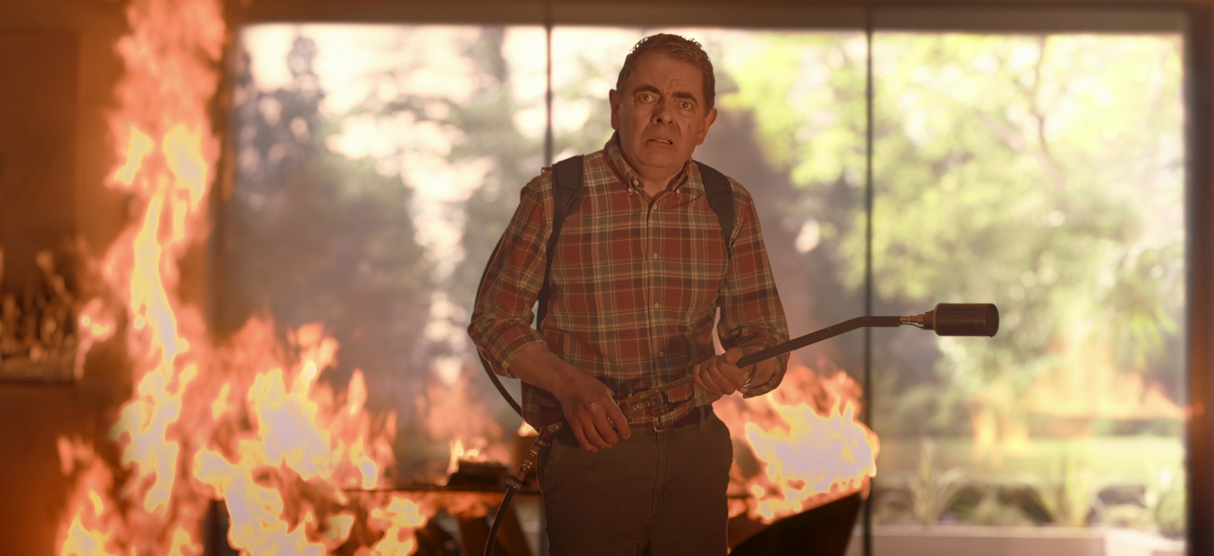 człowiek kontra pszczoła rowan atkinson serial