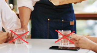 Ile musisz zapłacić w knajpie, żeby dostać szklankę wody. Burza na gastronomicznym TikToku 