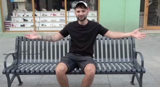 Youtuberzy chcieli sprawdzić, czy ludzie zareagują na przemoc domową. Zareagowali telefonem na policję