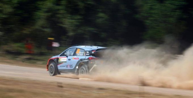 Neuville powiększa prowadzenie