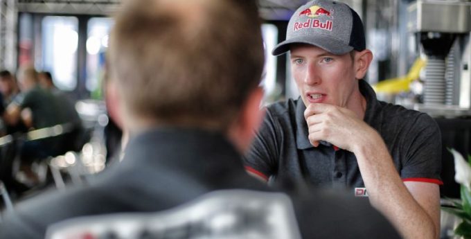 OS10: Evans wygrywa na arenie. Neuville liderem