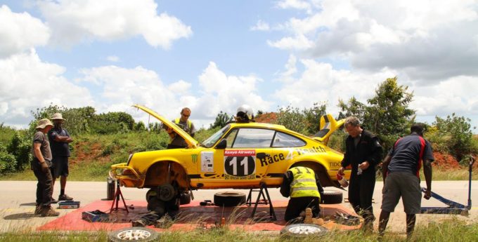 Ile czasu potrzebuje zespół rajdowy na wymianę silnika i skrzyni w klasycznym Porsche 911?
