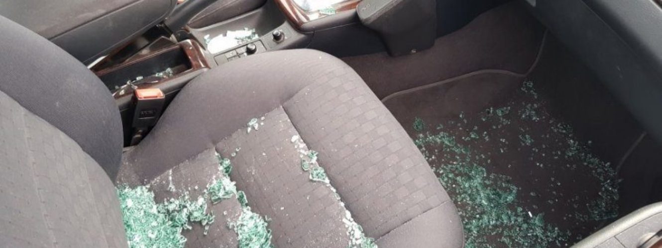 Wybili szybę w Audi w trosce o dobro dziecka