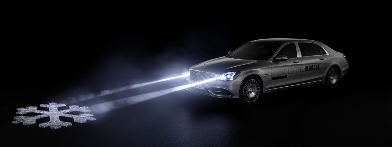 Reflektory wyświetlające informacje dla kierowcy na drodze, czyli nowy patent Mercedesa